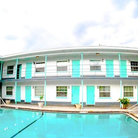 Uptown Inn & Suites St. Petersburg Bagian luar foto