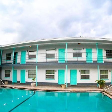 Uptown Inn & Suites St. Petersburg Bagian luar foto