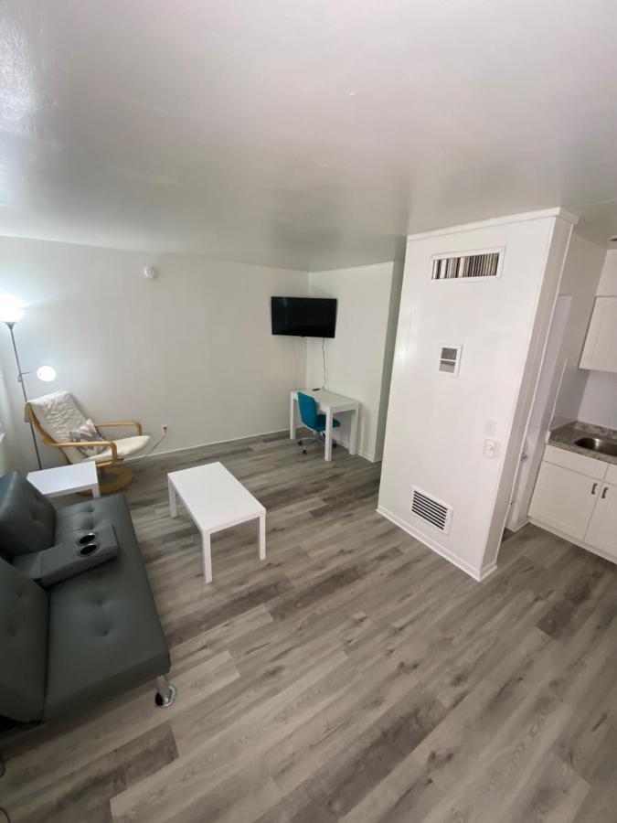 Uptown Inn & Suites St. Petersburg Bagian luar foto