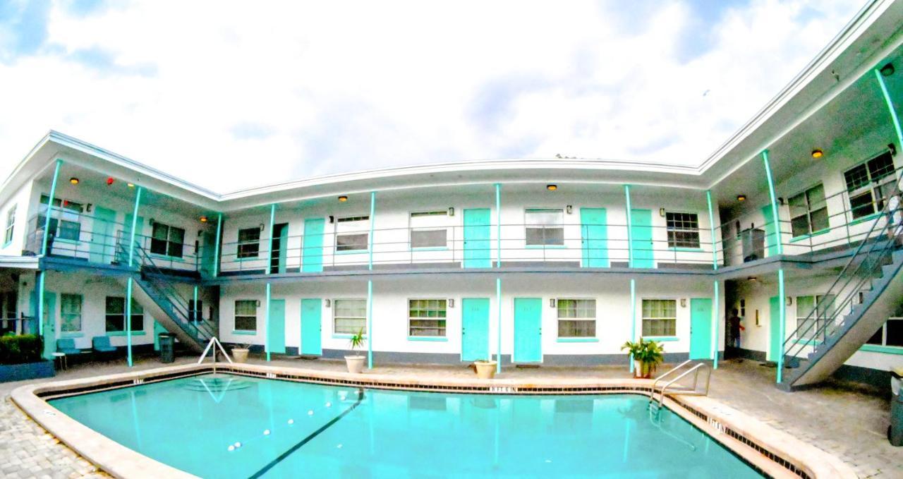 Uptown Inn & Suites St. Petersburg Bagian luar foto