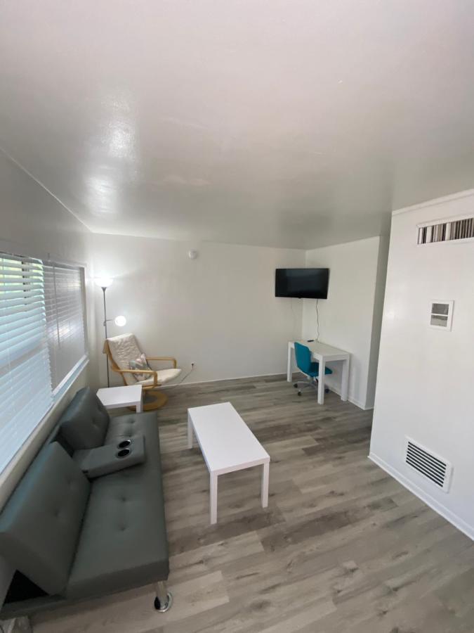 Uptown Inn & Suites St. Petersburg Bagian luar foto