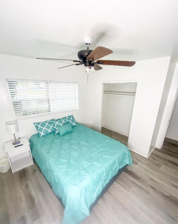 Uptown Inn & Suites St. Petersburg Bagian luar foto