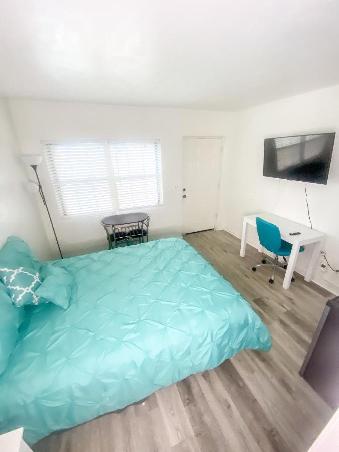 Uptown Inn & Suites St. Petersburg Bagian luar foto