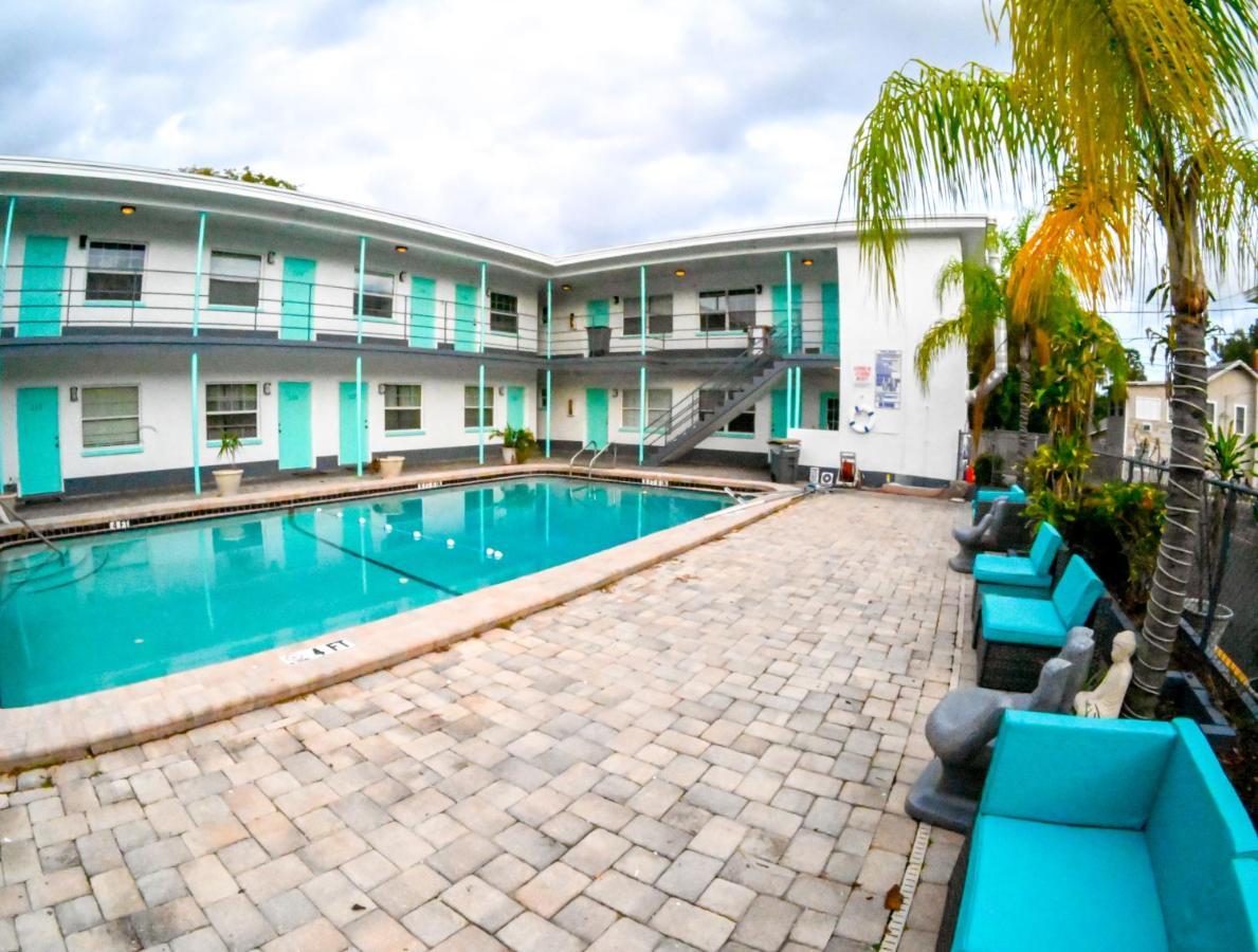 Uptown Inn & Suites St. Petersburg Bagian luar foto