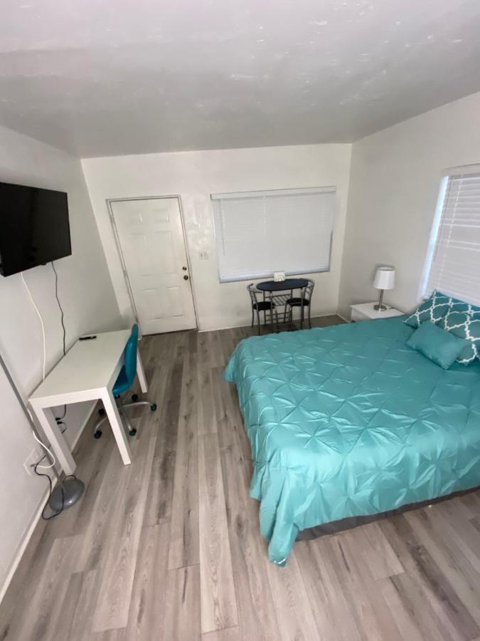 Uptown Inn & Suites St. Petersburg Bagian luar foto