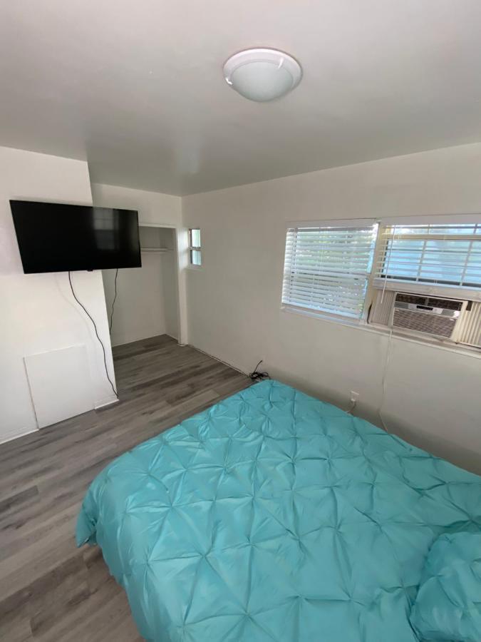 Uptown Inn & Suites St. Petersburg Bagian luar foto