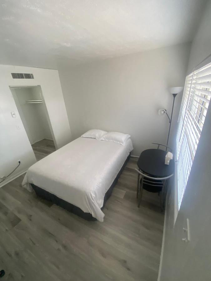 Uptown Inn & Suites St. Petersburg Bagian luar foto