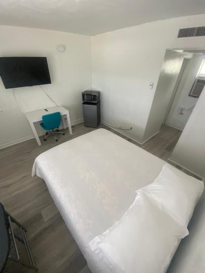 Uptown Inn & Suites St. Petersburg Bagian luar foto