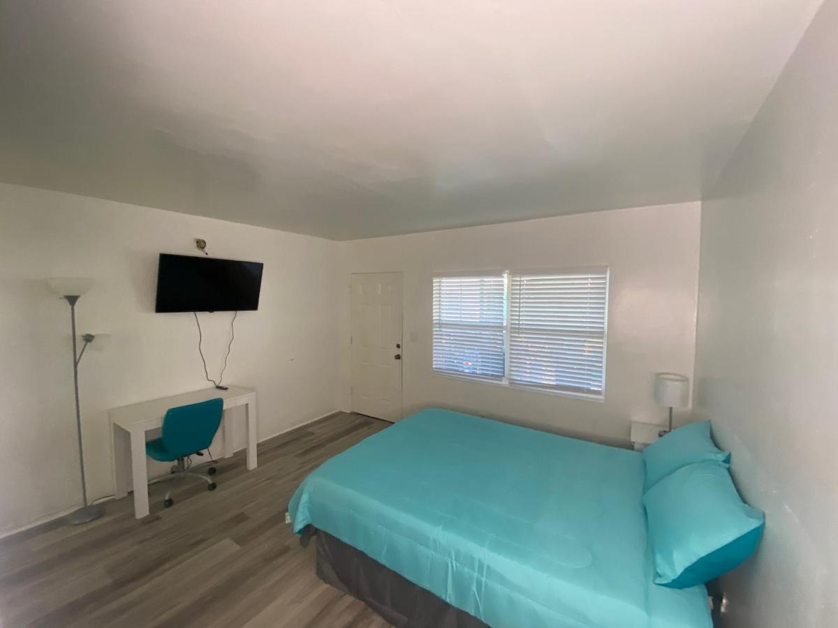 Uptown Inn & Suites St. Petersburg Bagian luar foto