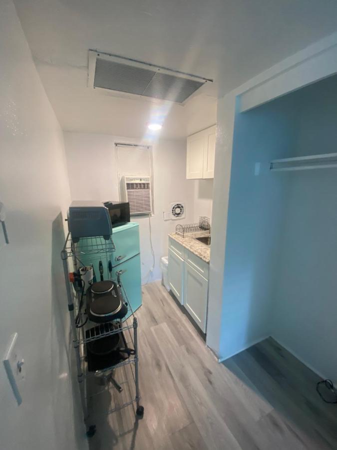 Uptown Inn & Suites St. Petersburg Bagian luar foto