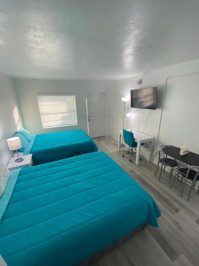 Uptown Inn & Suites St. Petersburg Bagian luar foto
