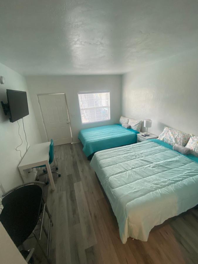 Uptown Inn & Suites St. Petersburg Bagian luar foto