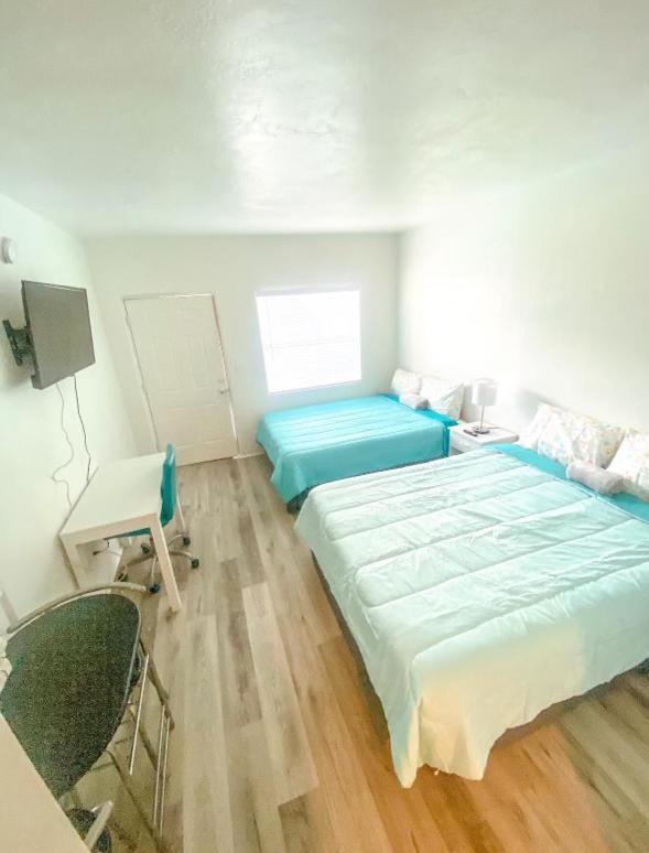 Uptown Inn & Suites St. Petersburg Bagian luar foto
