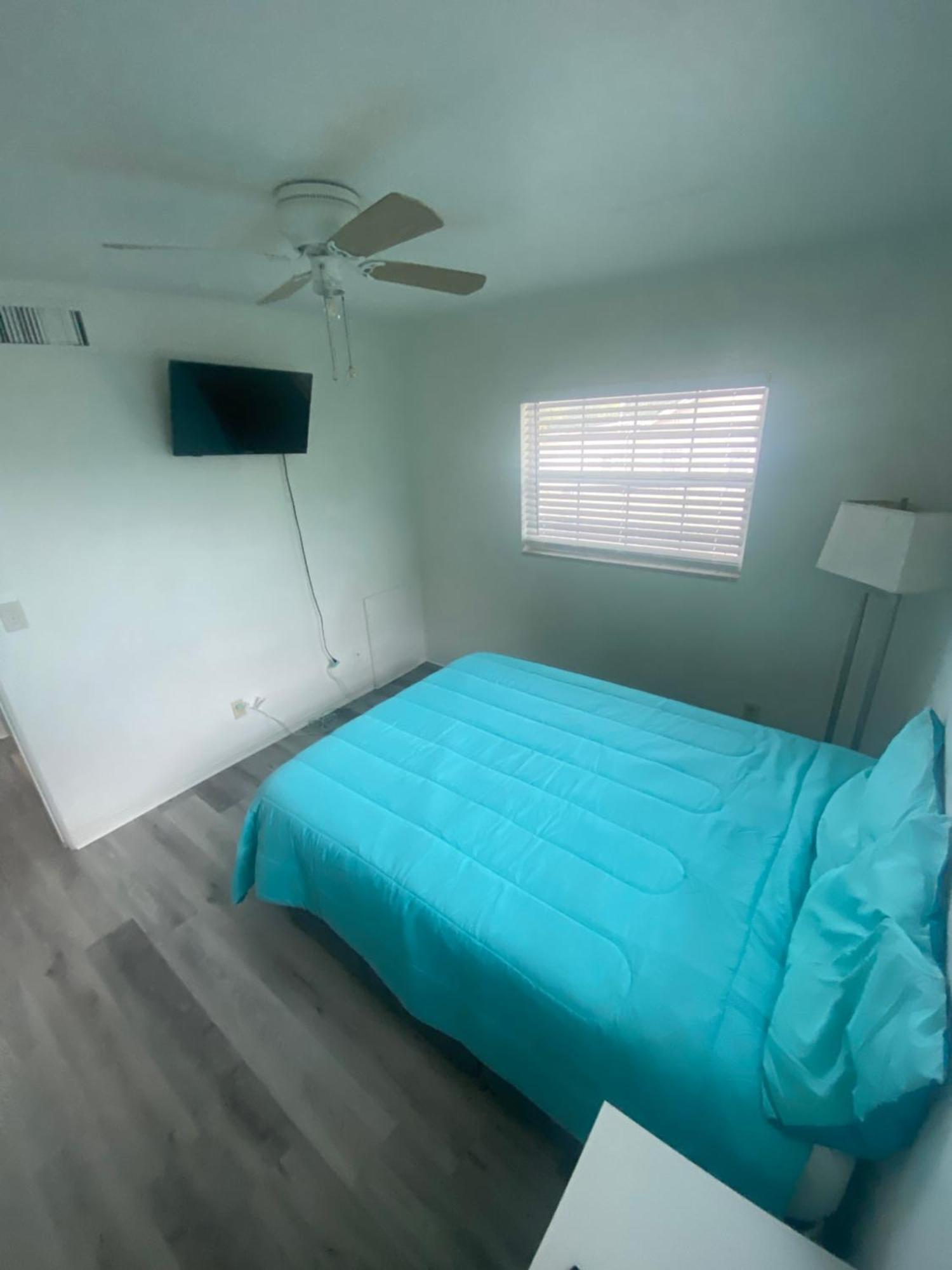 Uptown Inn & Suites St. Petersburg Bagian luar foto